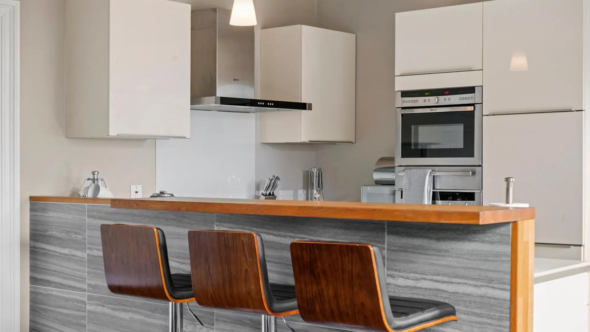 Exquisite Georgian Apartment With Reserved Parking Wakefield 0*,
